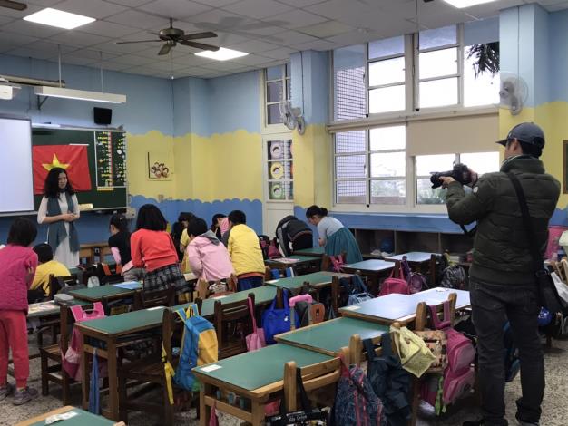越南國家電視台採訪東安國小新住民語文課程(越南語)上課情形