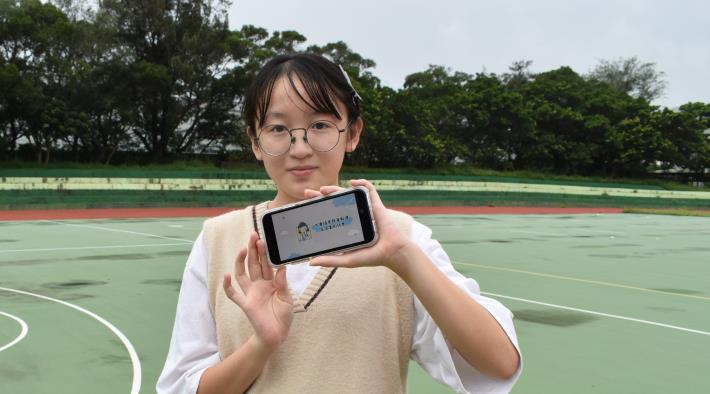 富岡國中九年級張淳薰同學展示自已製作的防疫影片