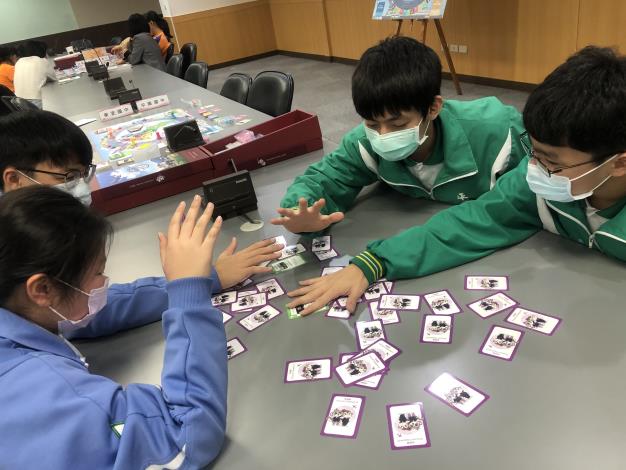 學生示範桌遊第二種玩法「Bang」
