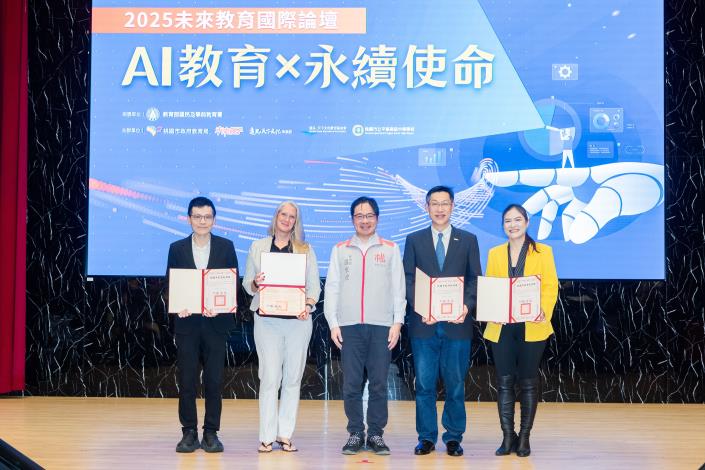 桃園市政府秘書長溫代欣頒發感謝狀予講者