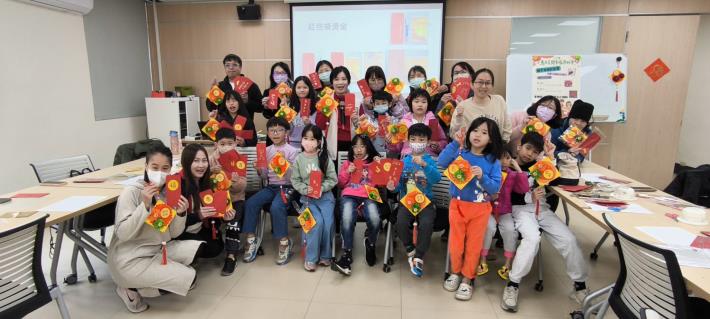 親子共做紅包袋合照