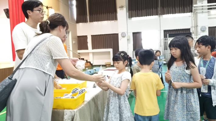 孩子們排隊領取材料