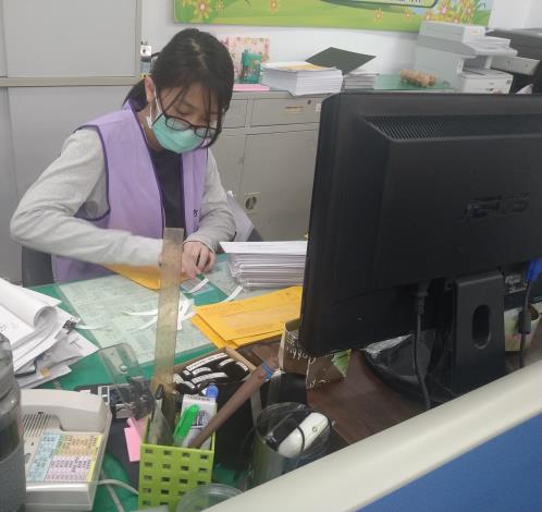 小志工協助整理資料01