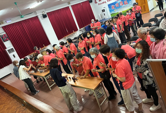 老師協助本局志工製作適合自己的精油