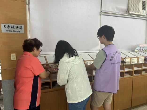 教導小志工如何協助民眾填寫申請書