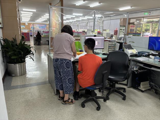 教導小志工如何整理資料 (2)