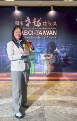 2025 國家卓越建設獎-最佳施工品質類金質獎《桃園市平鎮區平鎮運動公園遊戲場景觀改善工程》 領獎人：陳科長翠慧