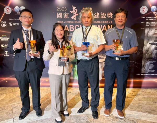 2025 國家卓越建設獎-最佳規劃設計類類金質獎《桃園市中壢區光明公園兒童遊戲場》 (左二：陳科長翠慧)