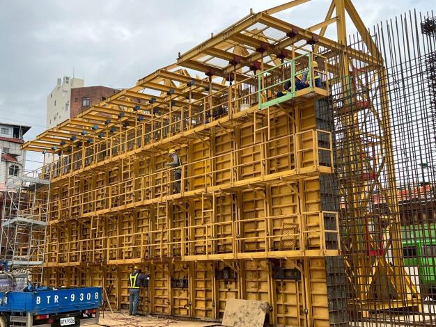 新建工程處-「中壢運動公園區段徵收工程－滯洪池工程」-採用系統模板及標準化施工流程減少吊掛作業風險
