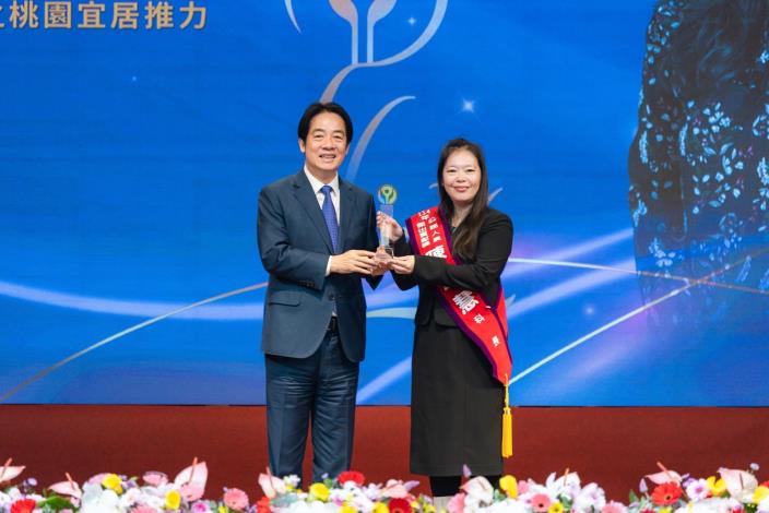 總統親頒公務人員傑出貢獻獎予陳翠慧科長