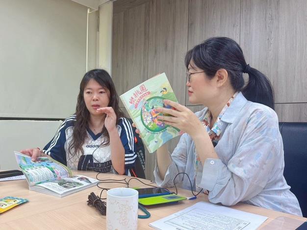 左：桃園市政府工務局陳翠慧科長透過專訪，熱情邀請市民朋友利用專書與主題網站，一起輕鬆解鎖桃園的公園新地標！