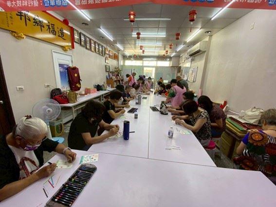 （圖二）舉辦延緩失智課程，透過遊戲、繪畫與互動，陪伴長輩保持活力與笑容