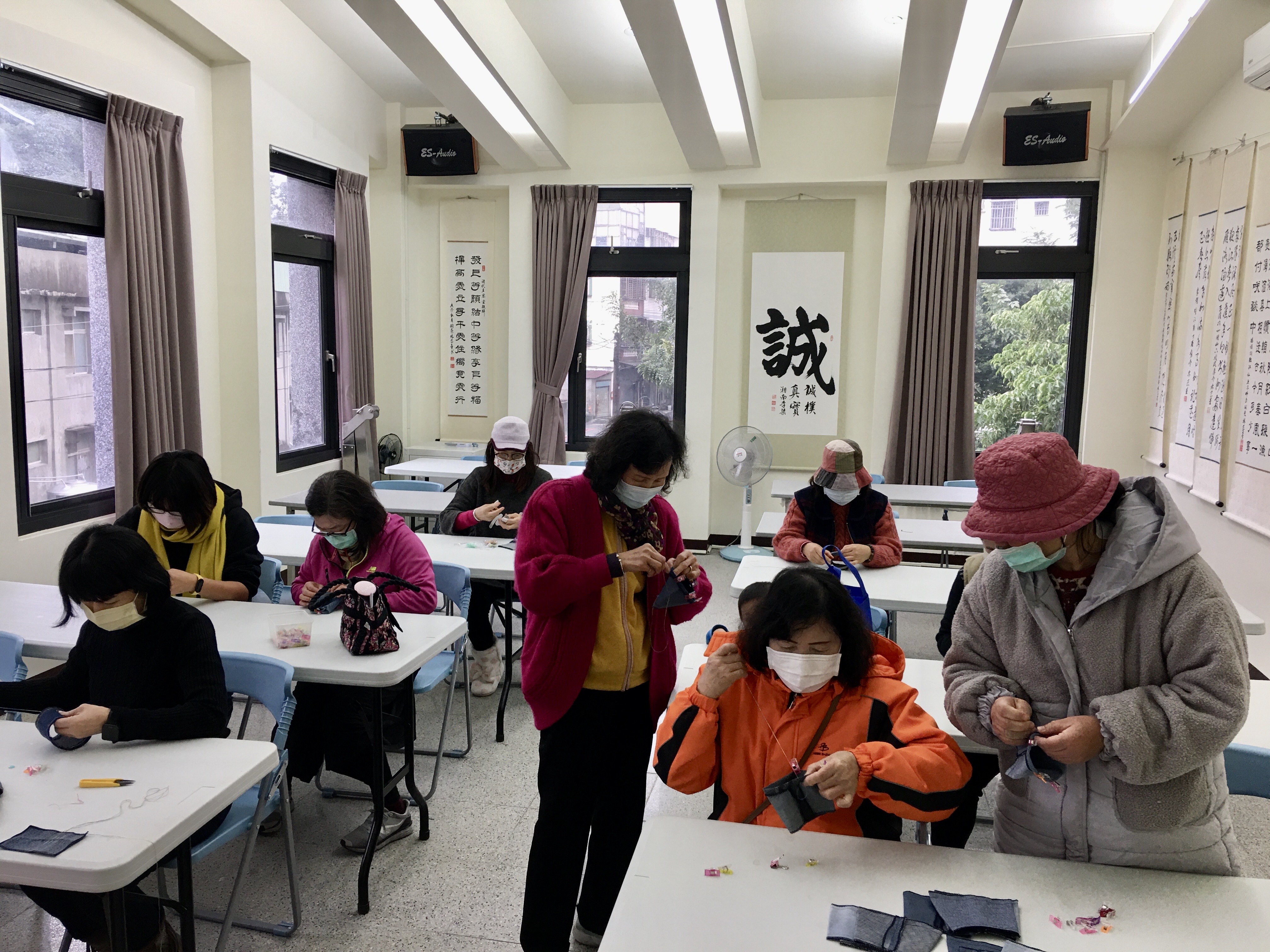 萱藝新知關懷協會會開設環保布藝品課程給民眾，圖為回饋給瑞發里民眾的課程