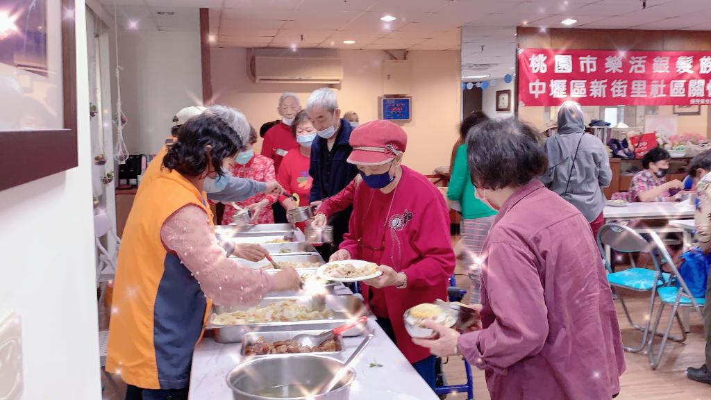 成立志工服務隊由年輕會員協助高齡盛裝飯菜