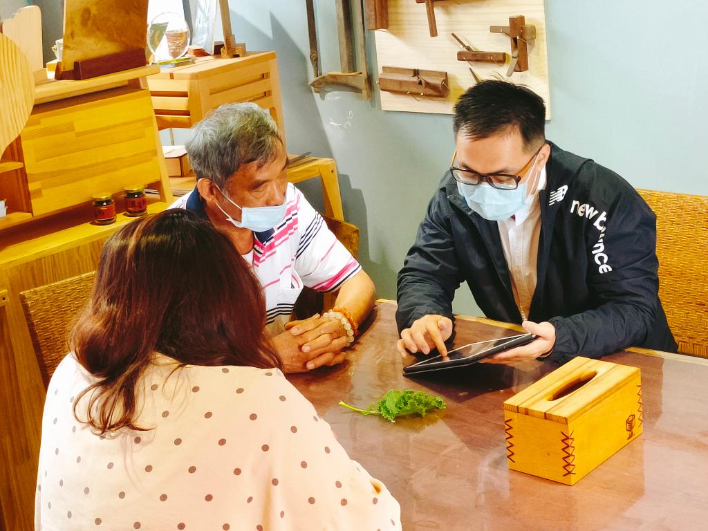 協會理事長簡榮昌(左)與桃園市NPO中心的彥騰(右)討論很多想法