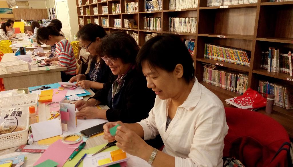動手製作立體書,家長們非常起勁! 動手製作立體書,家長們非常起勁!