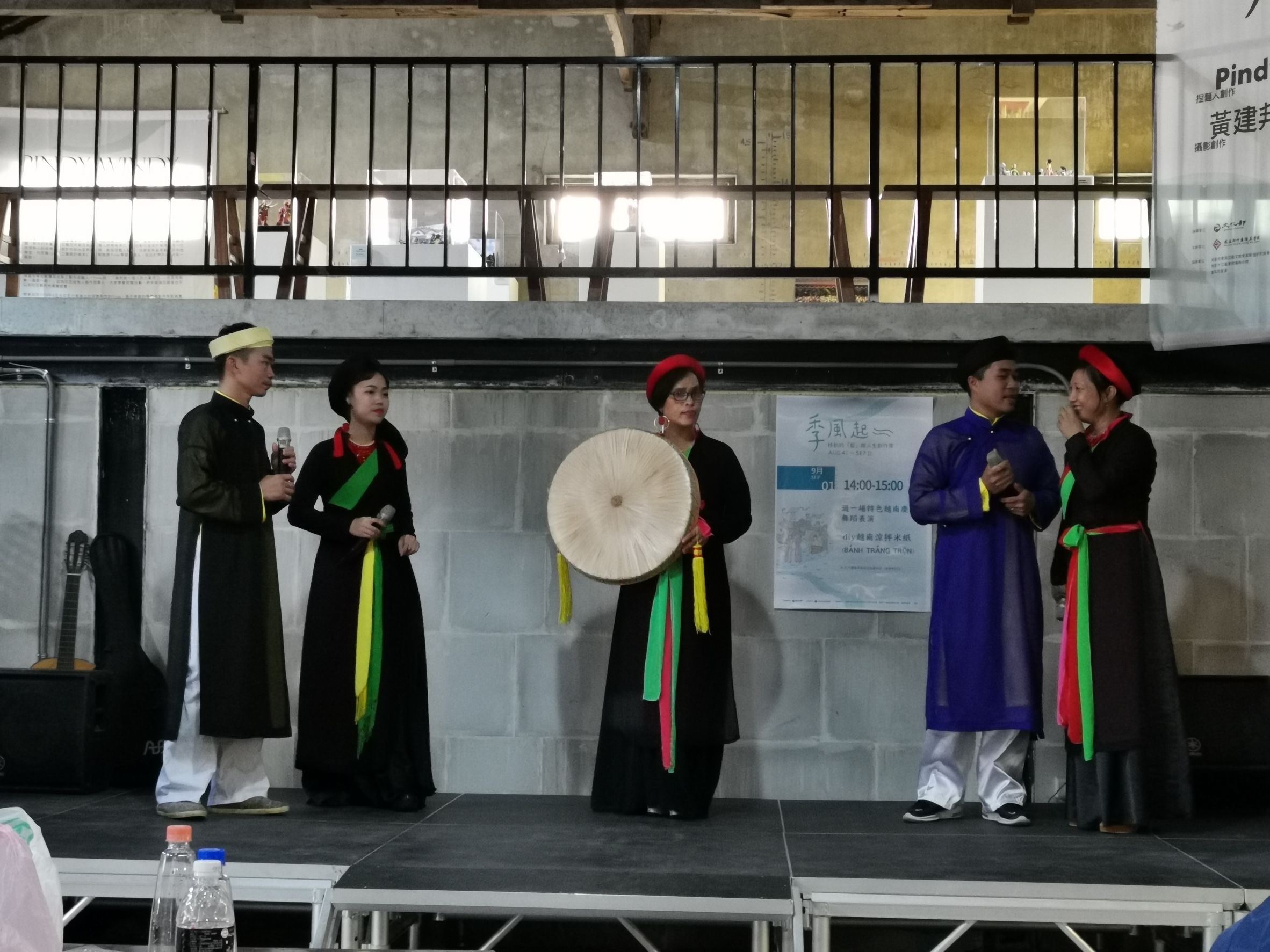 （圖三）客家劇團在富岡故事館內進行文化戲劇演出