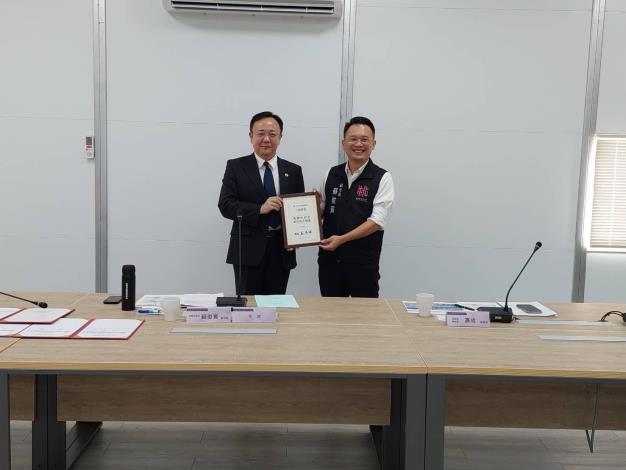 法務部廉政署馮成副署長頒發透明晶質獎入選證明書並由蘇副市長代表受獎。