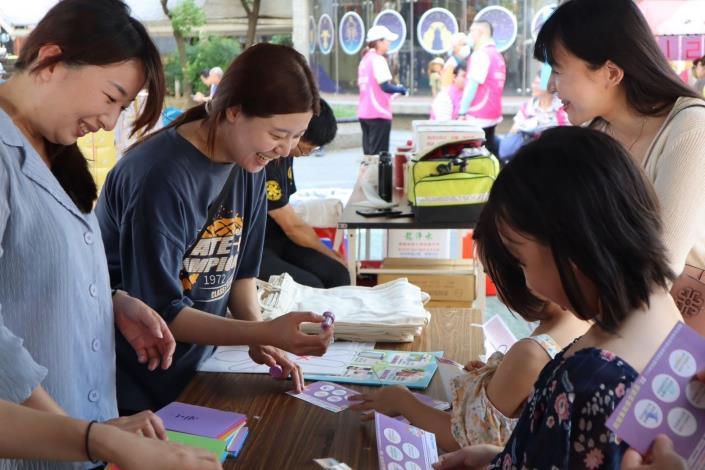 民眾藉由參加主題闖關遊戲，提升求助知能