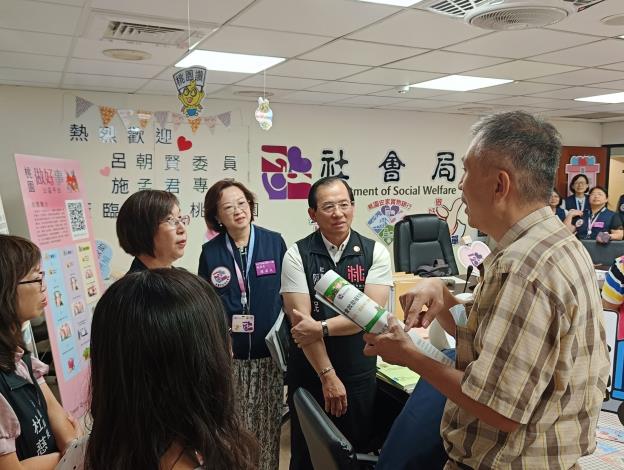 桃園社會局陳寶民局長、陳茹文副局長、婦幼局杜慈容局長與社家署領隊與委員交流社會救助業務