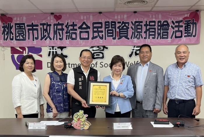陳寶民局長回贈感謝牌以表謝意
