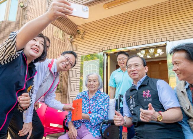 張市長致贈重陽禮金予人瑞葉徐秀英女士