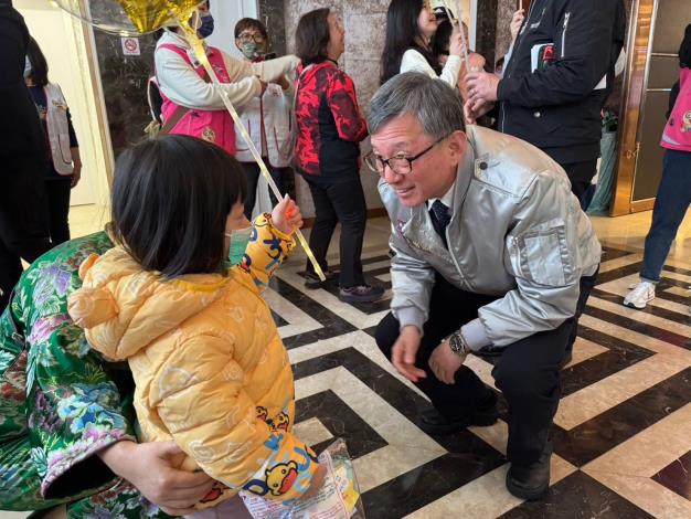 副市長贈送氣球給孩童