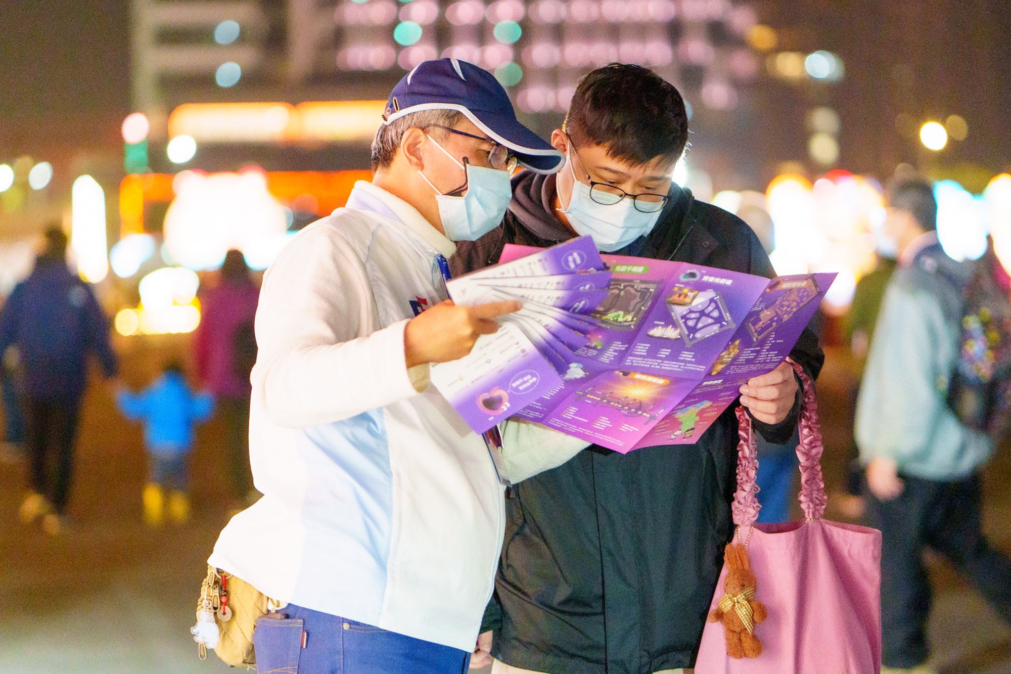 志工於兩大燈區，即時提供賞燈路線導引、輪椅娃娃車借用及燈區各項服務資訊