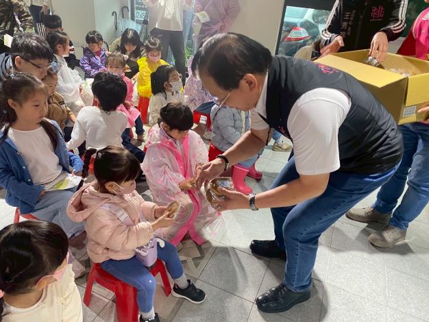 社會局陳寶民局長發放銅鑼燒與小朋友同樂