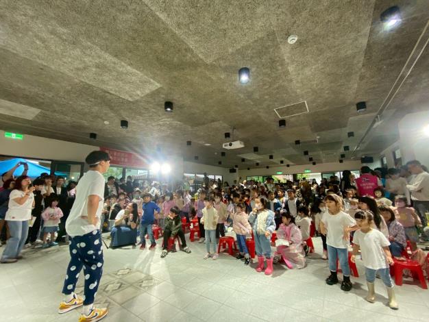 幼兒園老師帶領現場家長與兒少跳舞炒熱氣氛