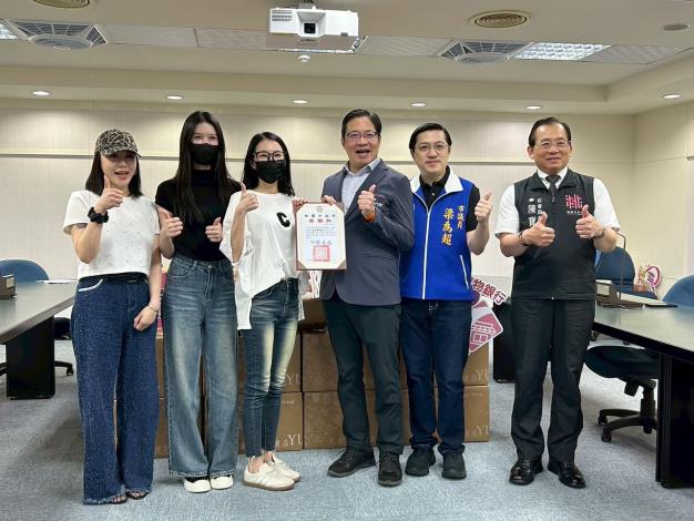 由桃園市政府溫秘書長代欣代表贈予感謝狀表彰捐贈者的善舉