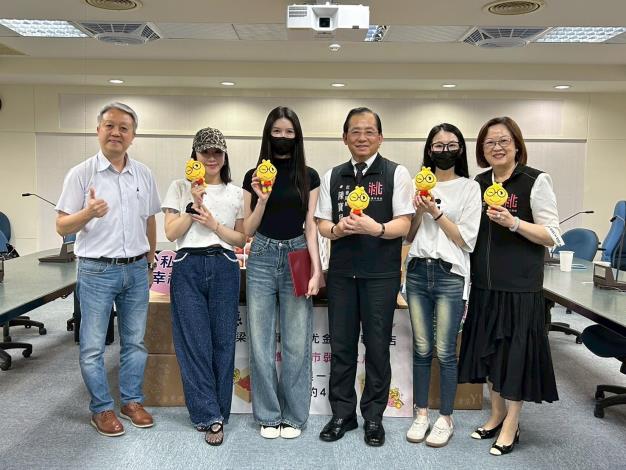 社會局陳寶民局長致贈吉祥物小光玩偶