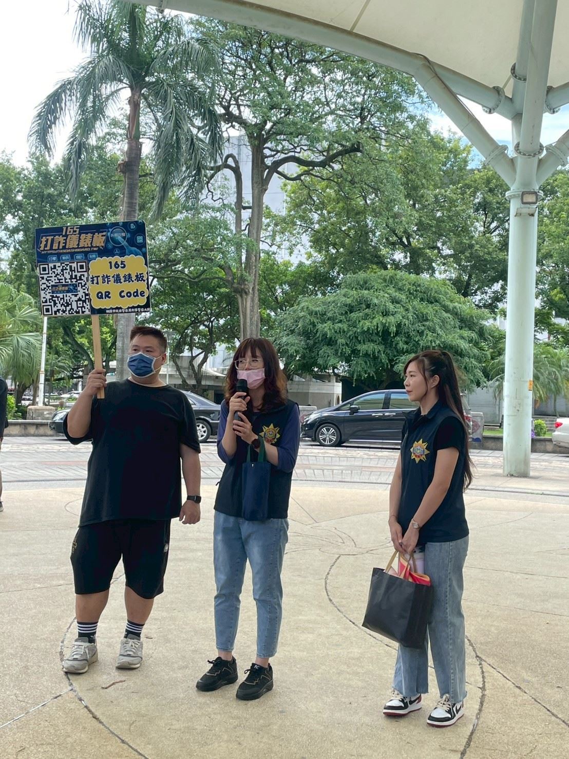 桃園市刑事警察大隊於現場進行反詐騙宣導