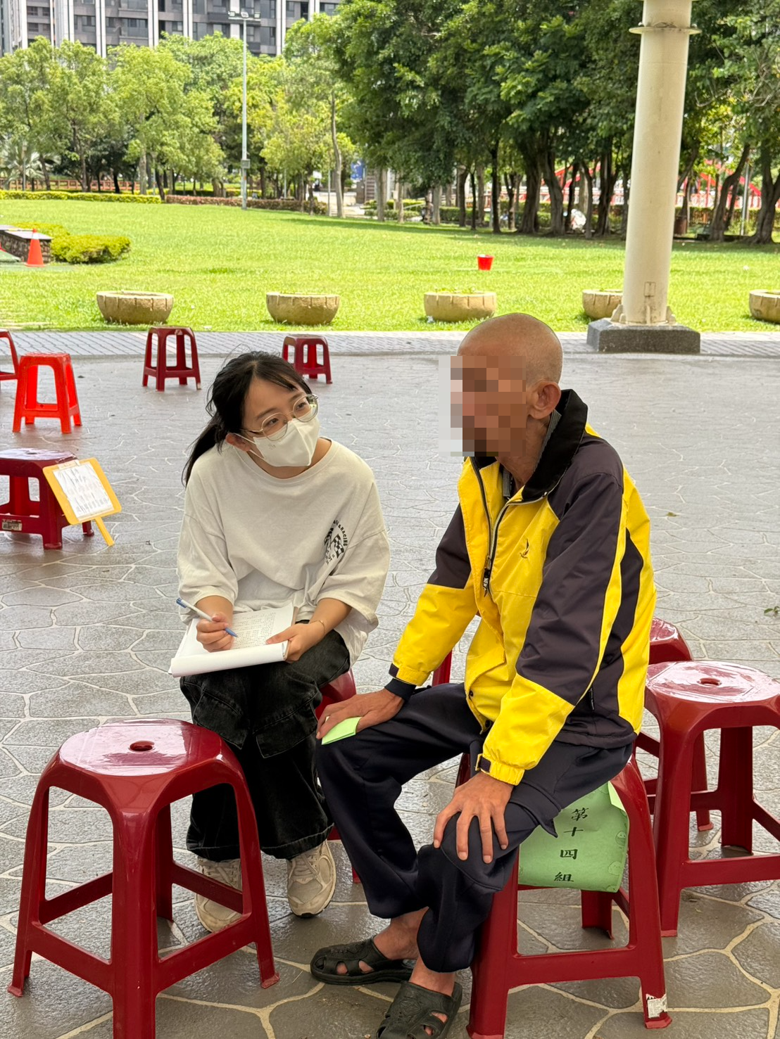 劉一龍副教授帶領學生們對街友進行問卷需求訪談，相互促進學習，亦可提供社會局對街友政策參考