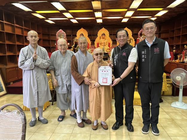 感謝釋自弘師父拋磚引玉、協力照顧本市弱勢家戶