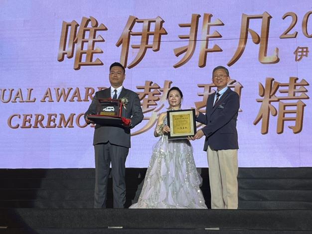 王副市長回贈復康巴士獎座模型及物資感謝牌，感謝伊絲碧媞國際有限公司熱心公益，愛心不落人