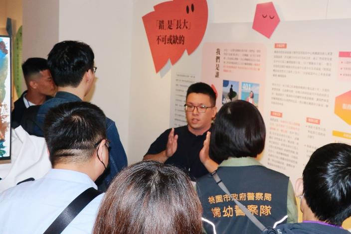 本故事展共展出24幅畫作，以《長大，不錯》為題，透過視覺藝術與真實故事，呈現未成年性侵害行為人的生命歷程與轉變