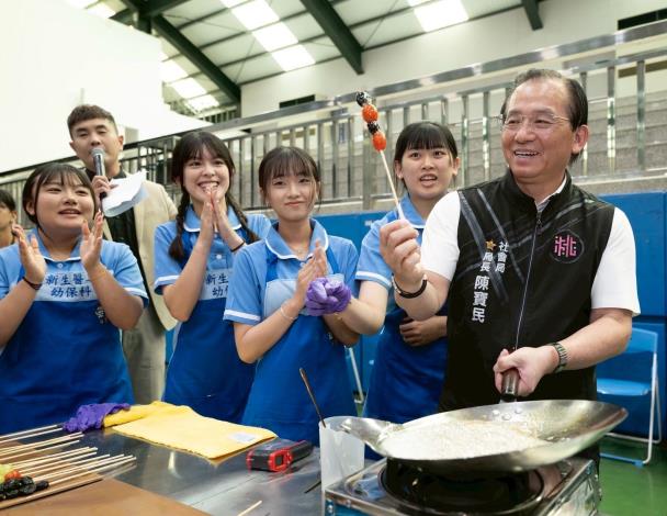 現場安排新生醫專學生與貴賓及長者體驗童年回憶，一起製作糖葫蘆