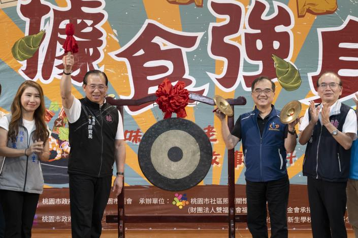 陳寶民局長敲響大鑼，據點同步按下計時器，比賽正式開戰