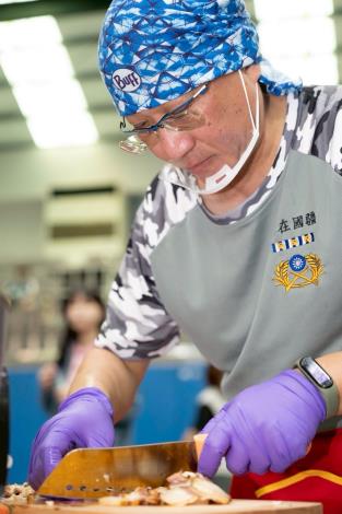 男性志工投入據點，發揮創意展現料理實力