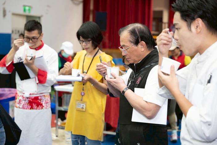 評審團進行試吃，品嘗據點準備的2道料理