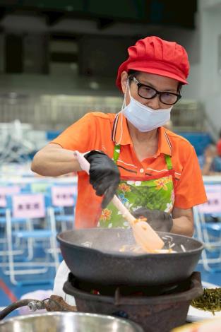 據點廚房志工專注烹調菜餚