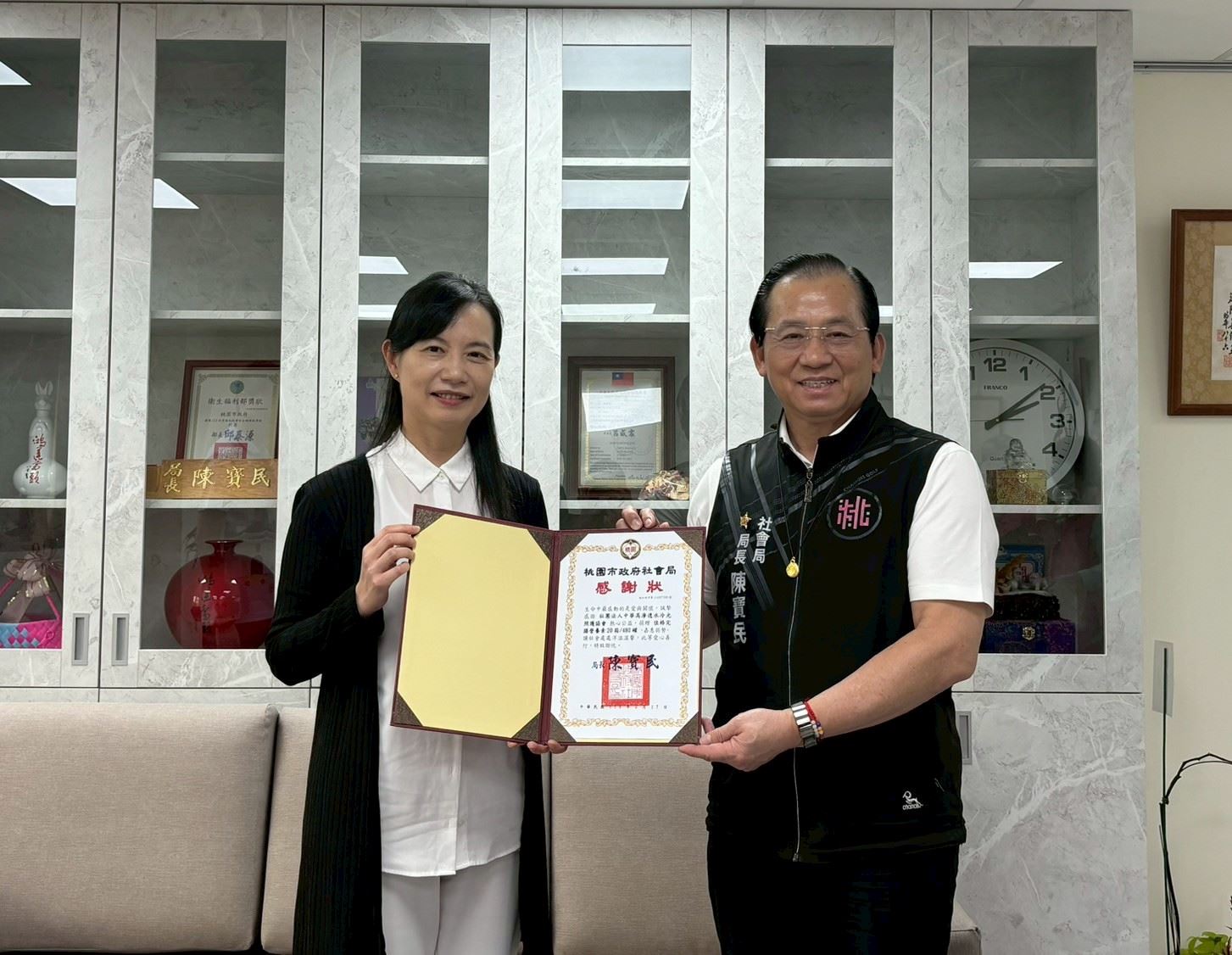社會局局長回贈感謝狀給中華水冷光照護協會，感謝其愛心與支持