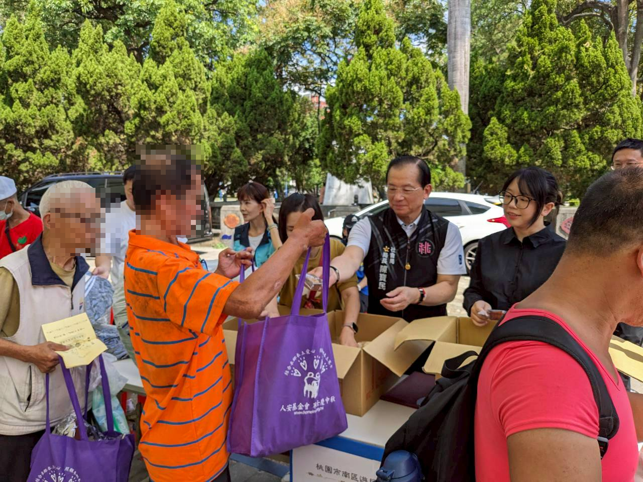 陳寶民局長與捐贈單位一同發送物資