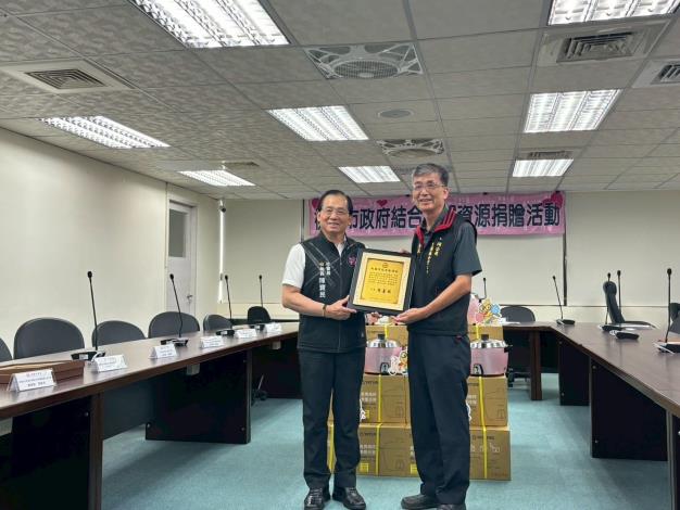 社會局局長回贈感謝牌給桃園市大同股份有限公司大園廠企業工會