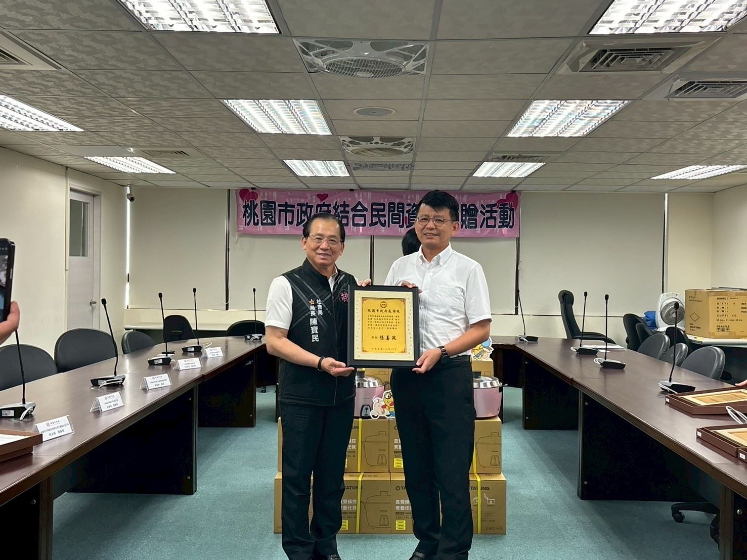 社會局局長回贈感謝牌給大同股份有限公司