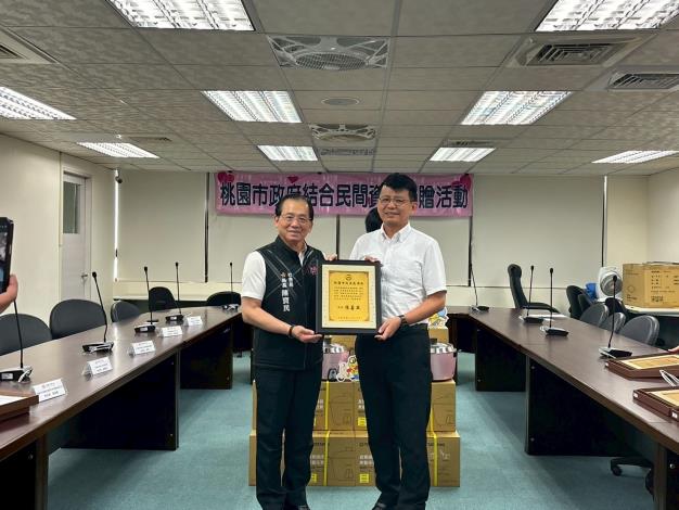 社會局局長回贈感謝牌給大同股份有限公司