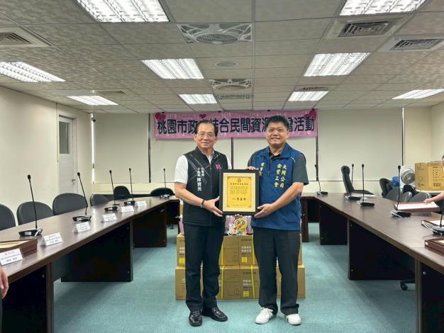 社會局局長回贈感謝牌給大同股份有限公司企業工會