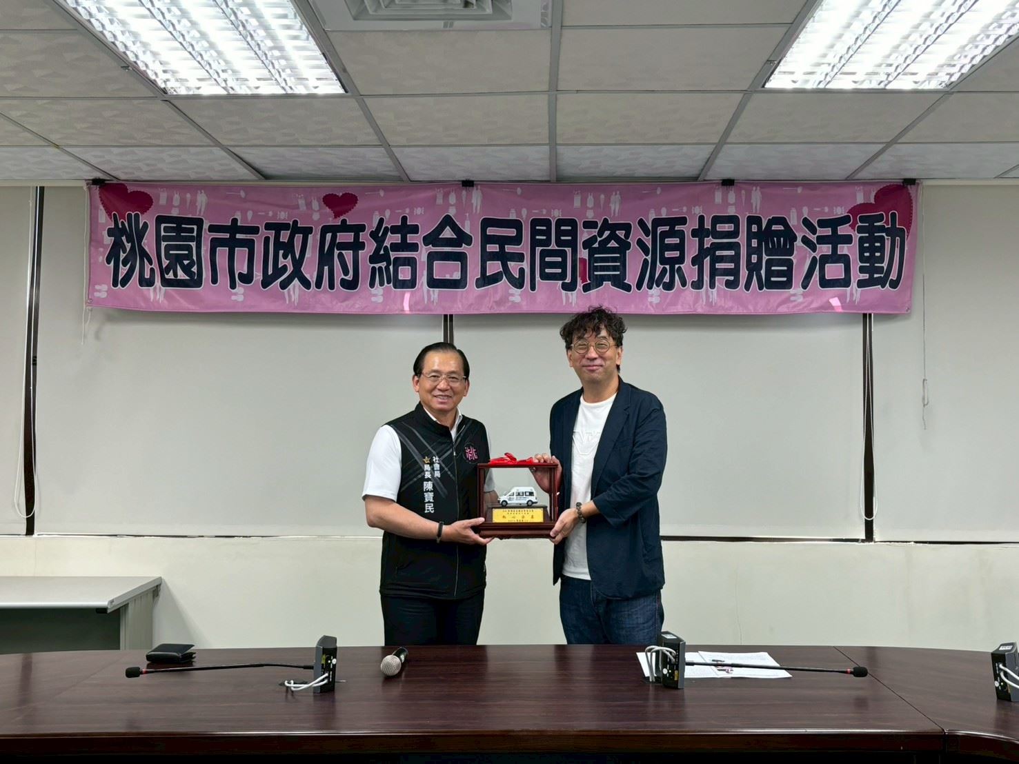 社會局局長回贈獎盃給新潤建設機構