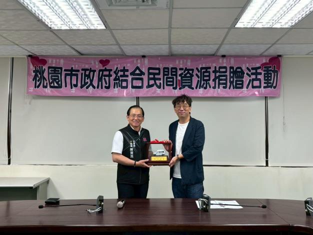 社會局局長回贈獎盃給新潤建設機構